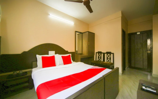 OYO 61379 Golden Cafe Boarding & Lodging