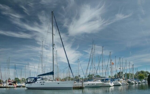 6 The Salterns, Chichester 402450