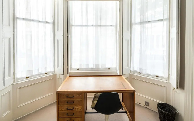 Sleek Simple & Peaceful 1Bd Flat Kensington