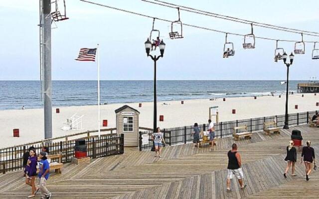 Boardwalk Sand & Surf Inn Oceanfront