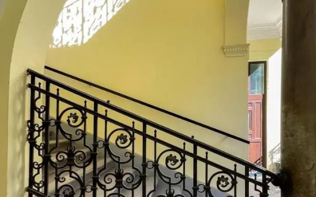 Andrassy Garden Apt in Center