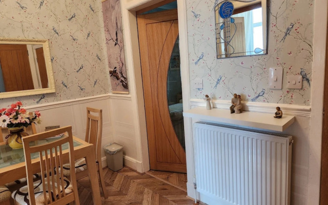 Apartment - Largs - Sleeps 4 - Pet Friendly