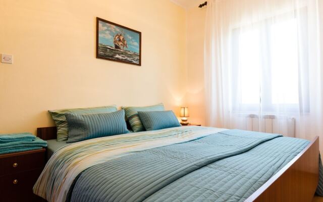 Five Bedroom Holiday House & Pool near Kanegra Beach