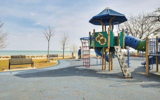 Stylish Chicago Retreat: Walk to Loyola University