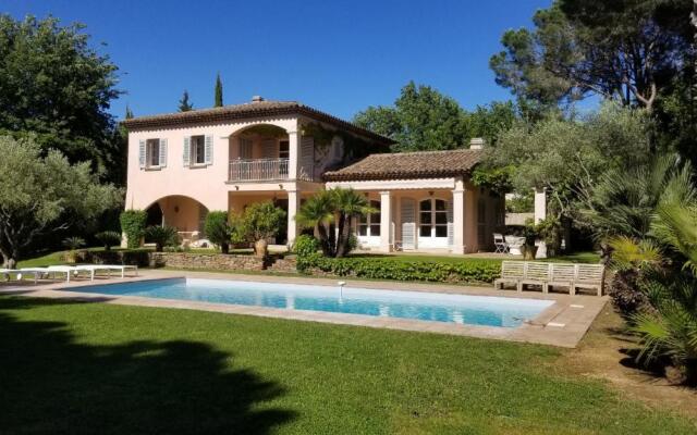 Belle villa Tropézienne/calme/piscine/3mn du centre