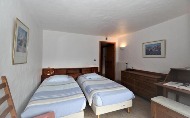 Apartment Ecureuil 200m - Living room with fireplace