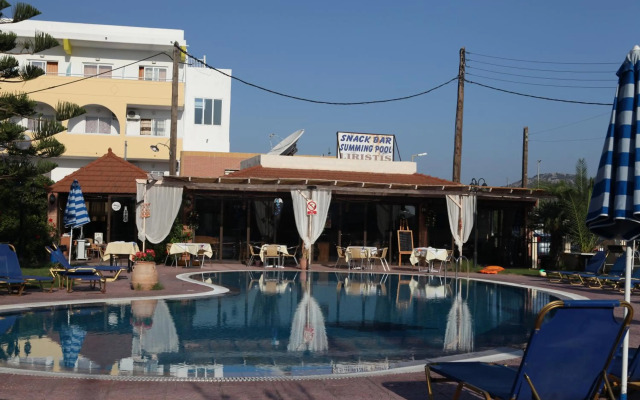 Lyristis Dinos Studios & Apartments