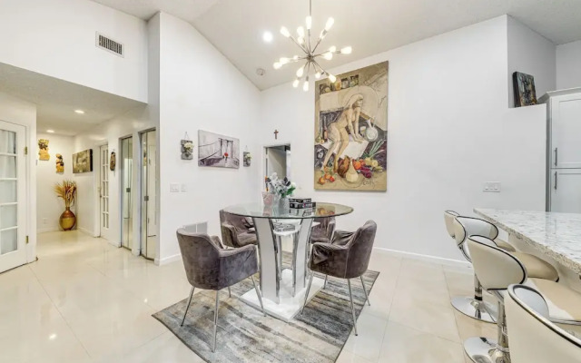 Family-friendly North Lauderdale Home w/ Grill!