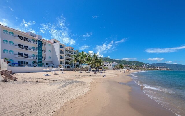 WIVC Casa de la Playa Condo - Literally on the Beach with Swimming Pool & Jacuzzi