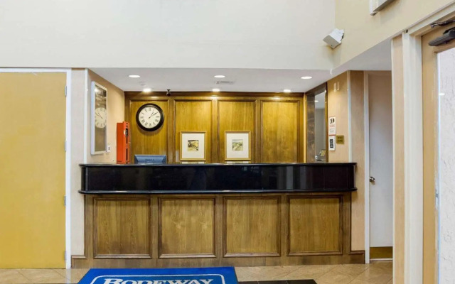 Rodeway Inn & Suites South of Fiesta Park