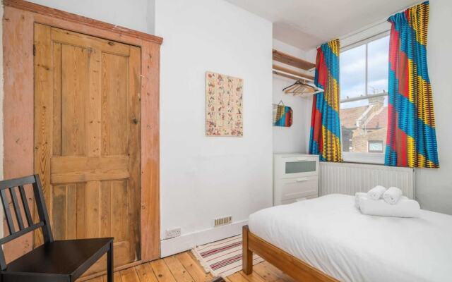 Homely and Spacious 4 Bed, up to 7 Guests, Dalston