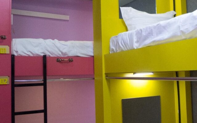 Color Creative Hotel - Hostel