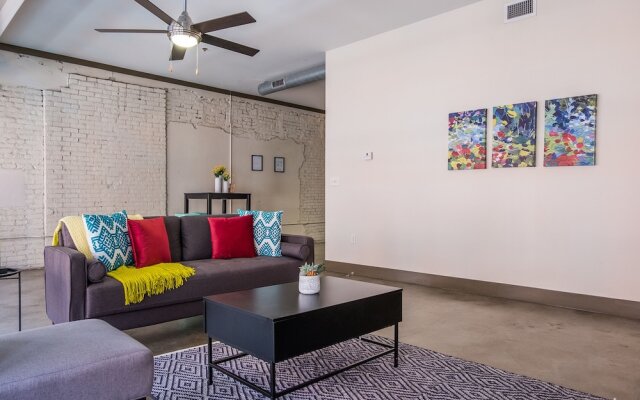 High-Rise Downtown Apts by Frontdesk