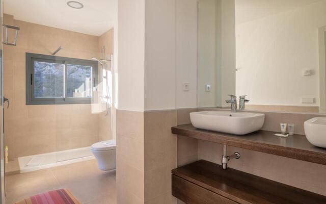2260-Luxury villa with private pool and seaview
