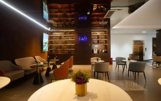 Homeinn Plus Hotel (Xishuangbanna Jinghong Peacock Lake Tropical Flower Garden)