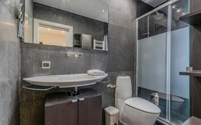 Modern and bright 3BD apartment by Gran Via - Plaza España