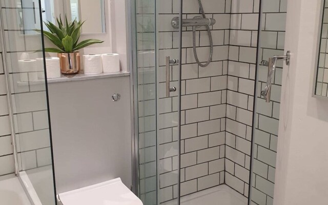 Bright 2 Bedroom Flat in Lambeth With Balcony