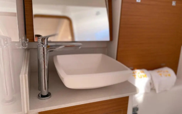 TROIA - Veleiro em marina