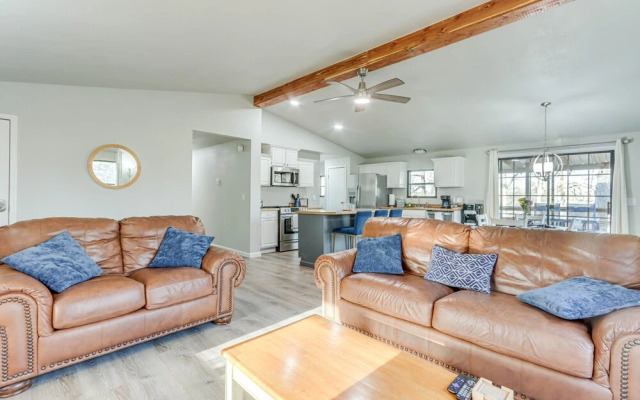 Lakefront Rogers Retreat w/ Grill & Spacious Deck