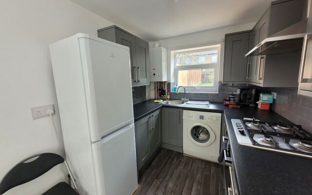 Lovely 2-bed Fully Refurbished House in London