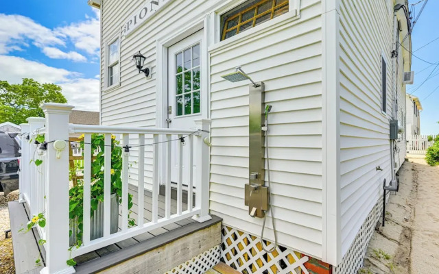 Inviting Beachfront Apartment in Hawk's Nest Beach