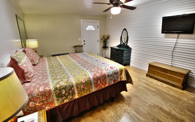 Peach Tree Inn & Suites