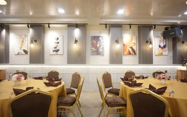 OYO 92956 Travelbiz Hotel