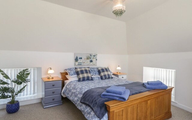 2A Meredith Mews
