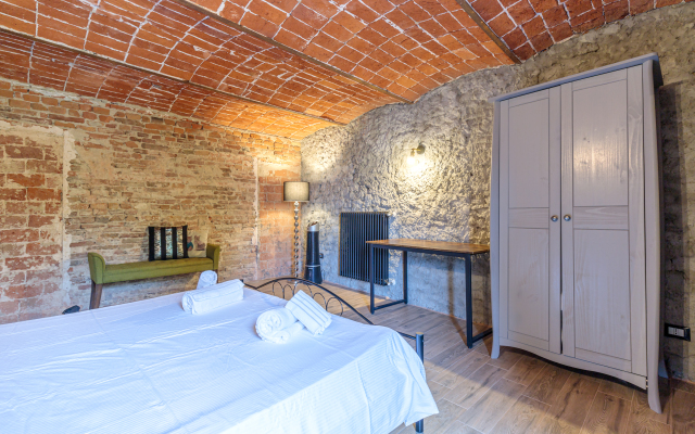 Cascina Liebe with sauna among vineyards