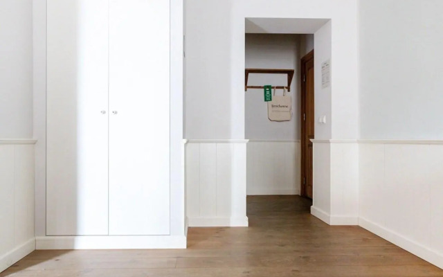Schoenhouse Avenue by Limehome