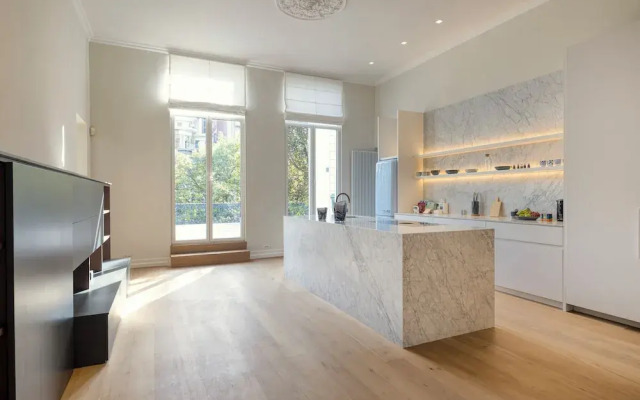 Luxurious 3-Bedroom 280sqm center