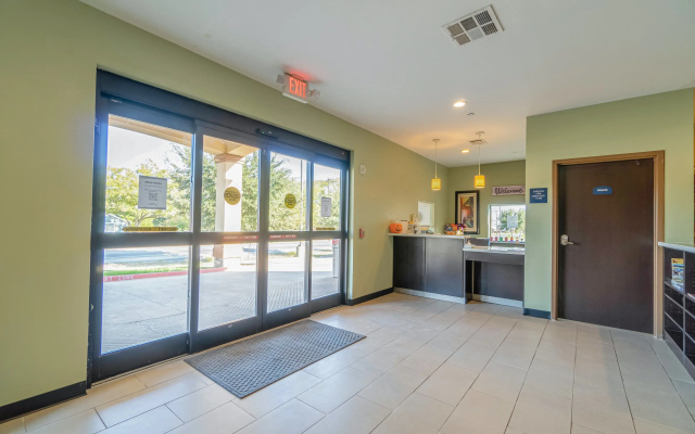 Moulton Inn &  Suites By OYO Near Shiner TX