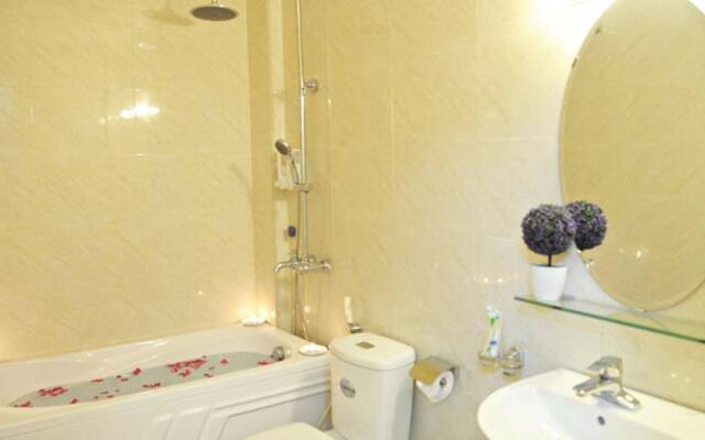 Hanoi Little Center Hotel
