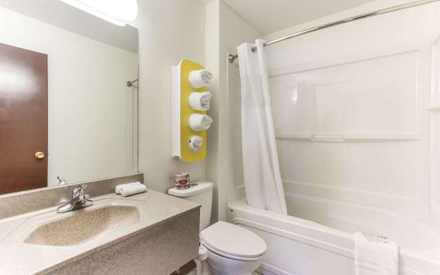 Motel 6 Lethbridge, AB