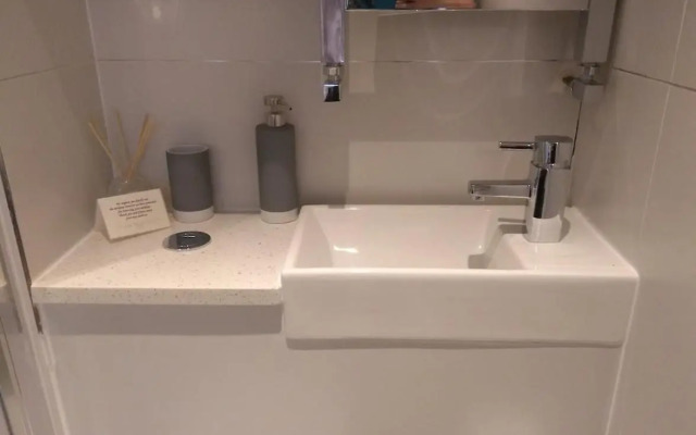 Three Bedroom Apartment by Beautiful Park