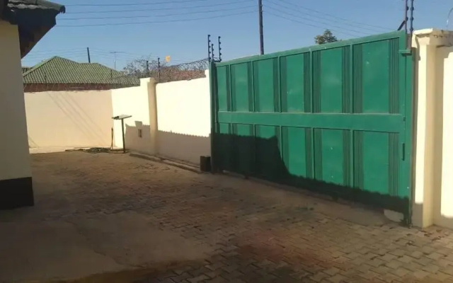 3 Bed House - Sleeps 6 - Garden - Parking - Wifi