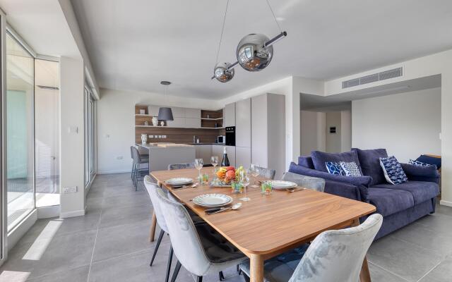 Stunning 3BR Apartment With Marina Views