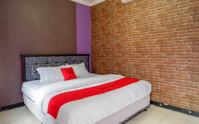Hotel Ungu by RedDoorz