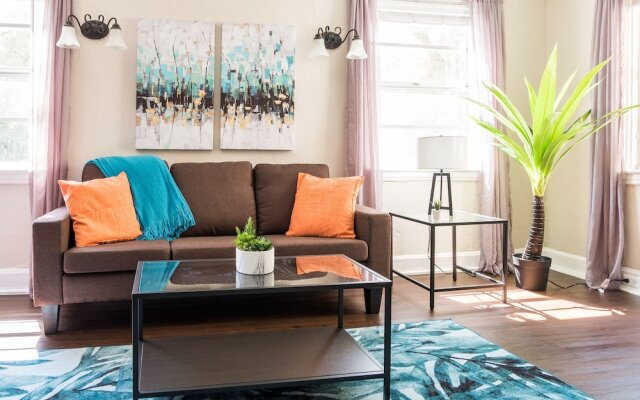 1 BR with Parking next to Bay and Shopping by Frontdesk