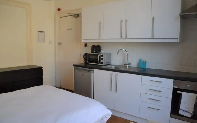 Westbourne Place Rooms - by Clifton Short Lets"