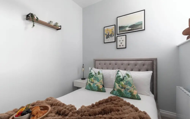 Elliot Oliver - Stylish 2 Bedroom Town Centre Apartment