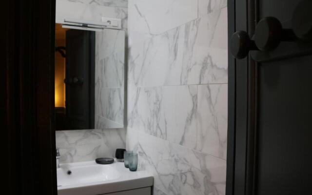 Large & Bright Apartment, Central Paris, Montmartre-Opéra, Picturesque Rue des Martyrs