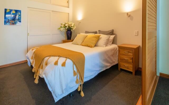 Beautiful sea views - Large 1 Br Free Parking