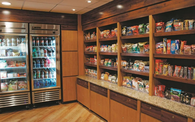 La Quinta Inn & Suites by Wyndham Houston Bush IAH South