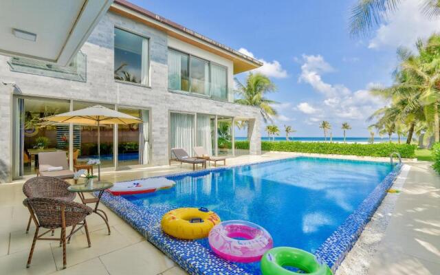 Five Stars 5 Bedrooms And 1 Movie Room Beachfront