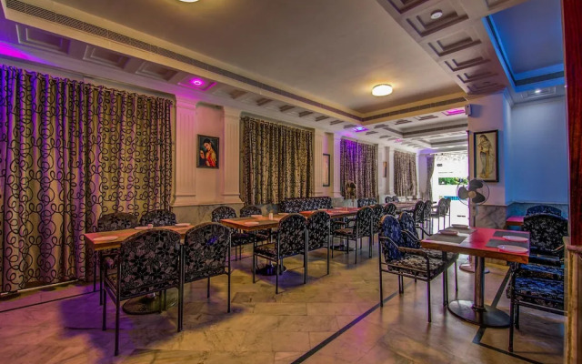 OYO 14670 Saaket Residency