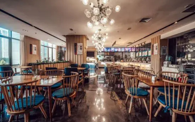 Yuhua E-sports Hotel (Zhengzhou East High-speed Railway Station)