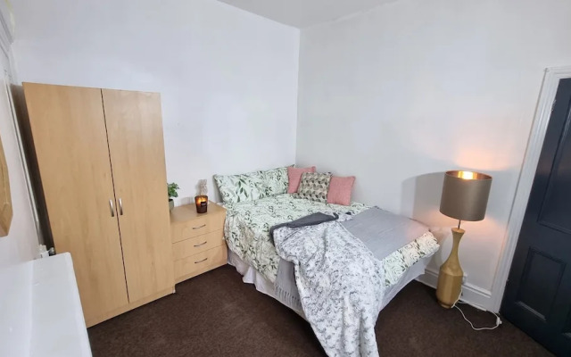 Spacious 4-bed House Great Location Coventry