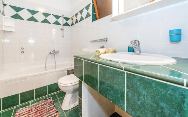 Nice Apartment in Grebastica With 1 Bedrooms and Wifi