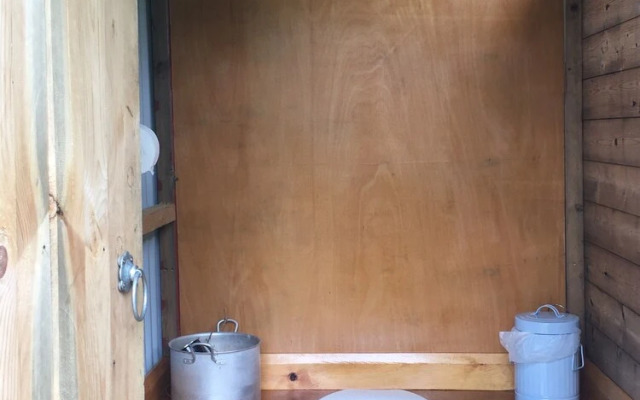 Cosy Woodland off Grid Shepherds Hut - Hazel